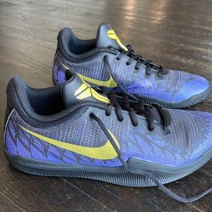 Nike boys shoes size 7Y